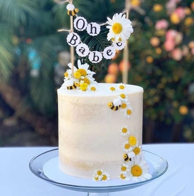 White Daisy Cake With Bees