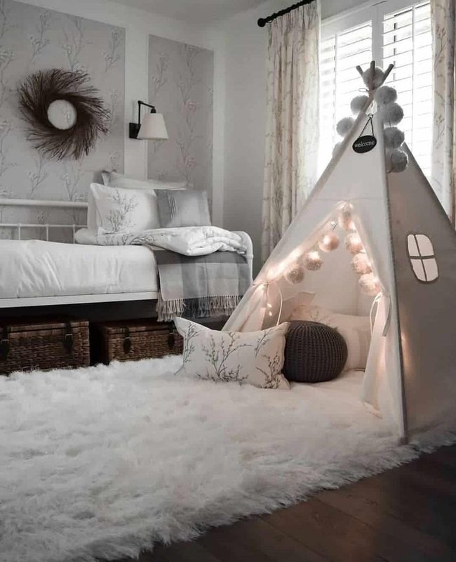 White Daybed With Play Tent