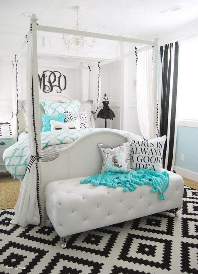 Turquoise Canopy Bedroom Statement