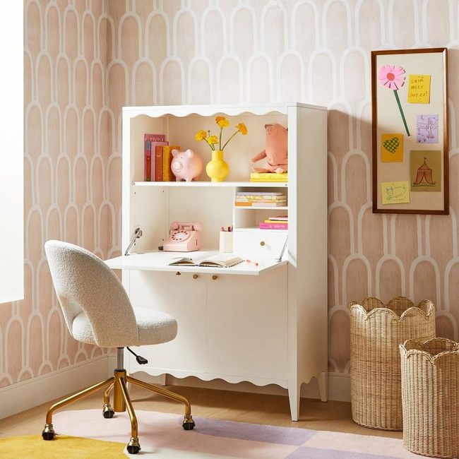 Neutral Desk, Zero Clutter