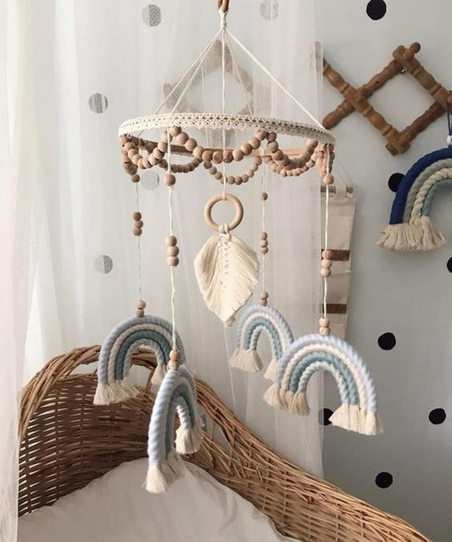 Wicker Bassinet With Cream Mobile