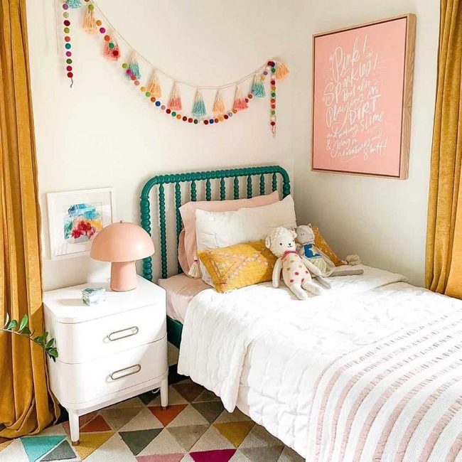 Emerald Bed With Pink Dreams