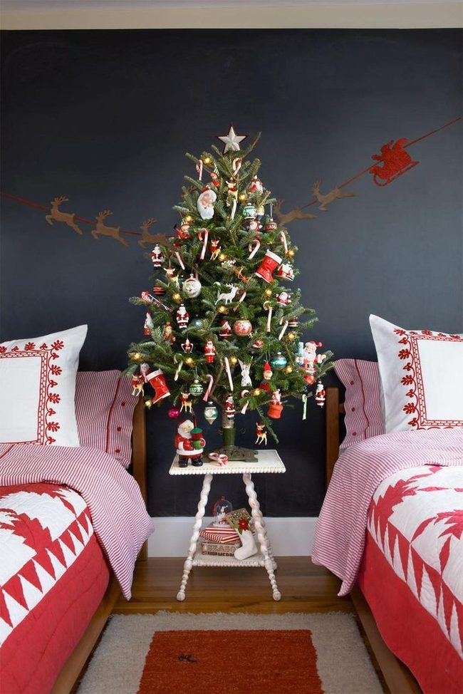 Red White Twin Beds Christmas