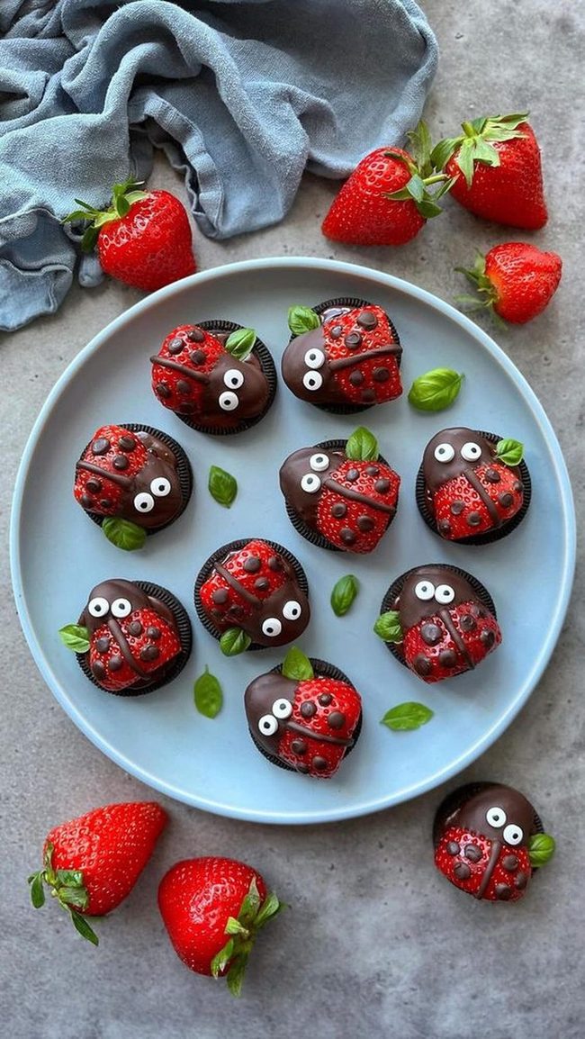 Chocolate-Dipped Strawberry Ladybugs