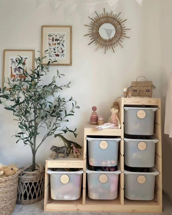 Pale Walls & Sunburst Mirror