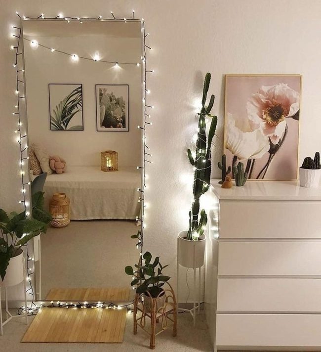 Large Mirror, Instant Space