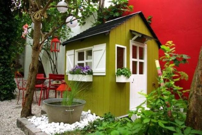 Red Wall Garden Hideaway