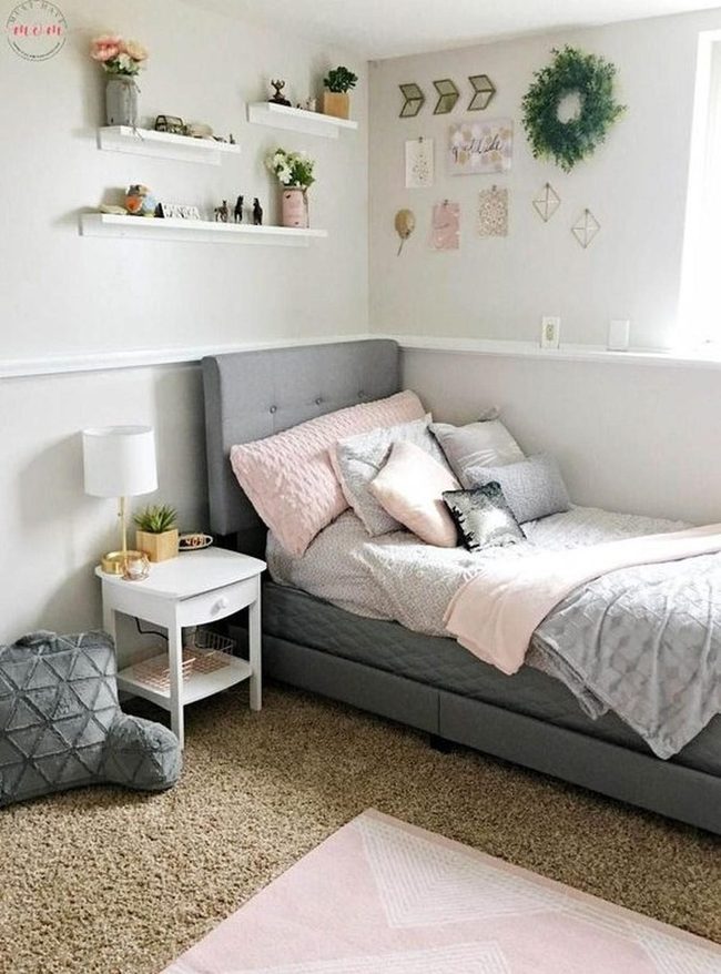 Gray Bedroom With Green Wreath Pop
