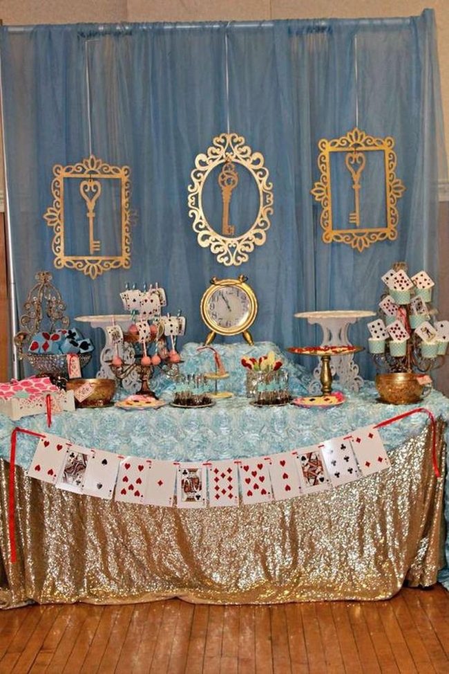 Glittered Gold Table With Blue Elegance