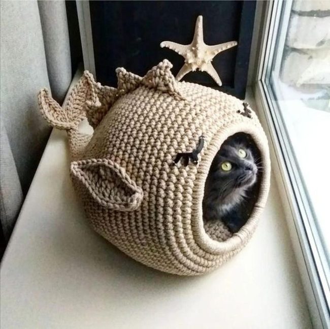 Fish-Shaped Knitted Cat Bed