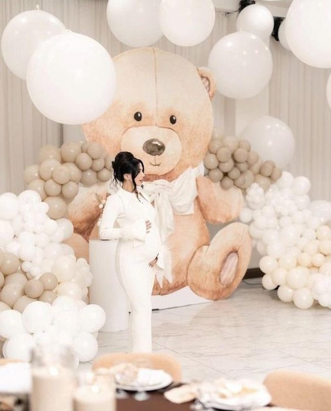 Cream Balloons, Teddy Bear Centerpiece