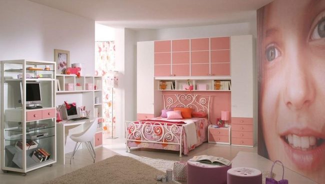 Pink Metal Bed, Floral Frame