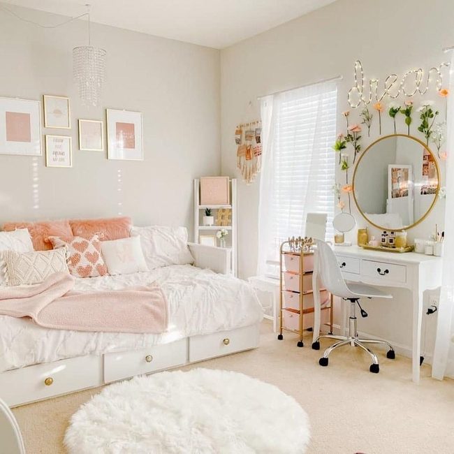 Pink Pillow Daybed Paradise