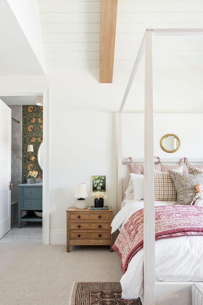 Full-Size Bed Four-Poster Timeless