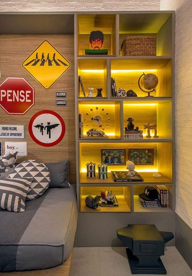 Illuminated Display Shelves For Collections