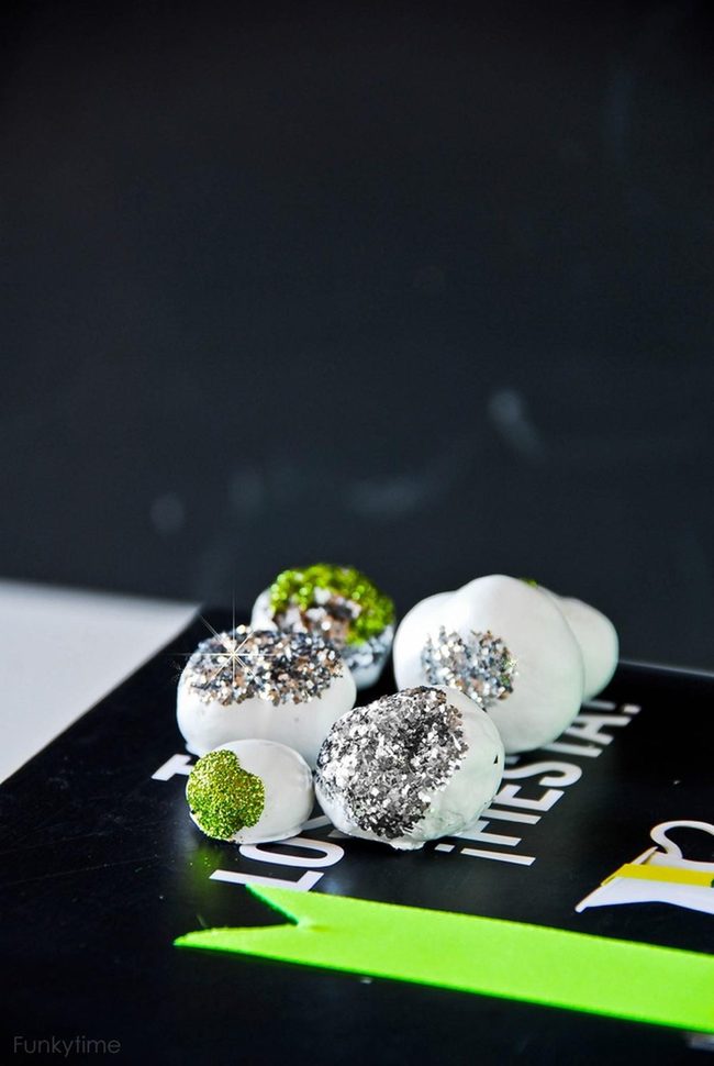 Silver Sparkle Mushrooms, Black Pages