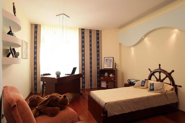 Wooden Wheel Nautical Bedroom