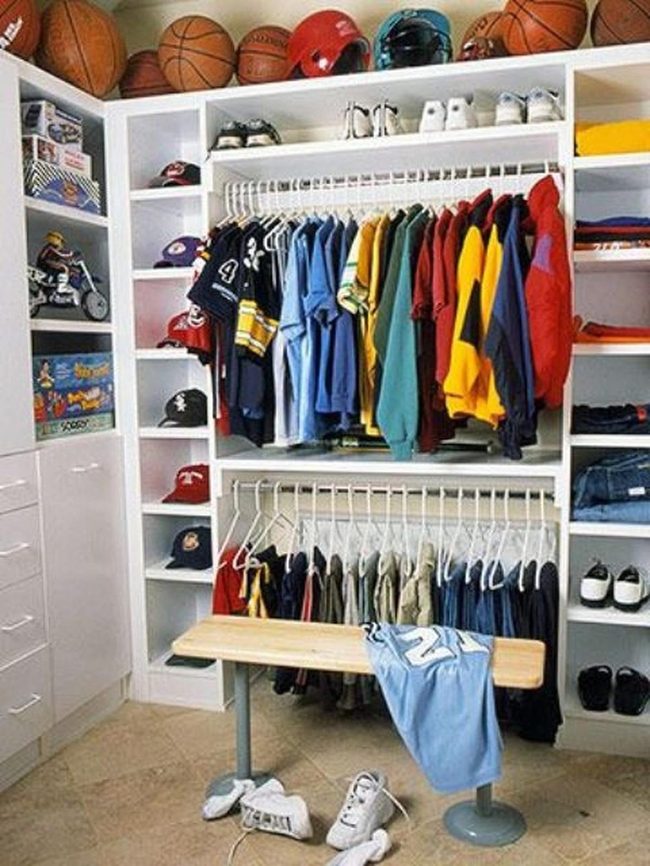 Dual-Rod Sports Closet Efficiency