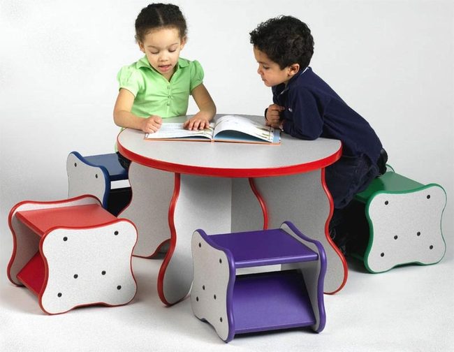 Red-Rimmed Reading Circle For Kids