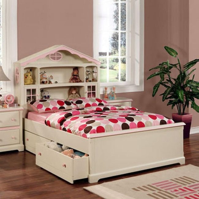 Pink House-Shaped Bed Statement