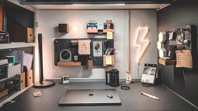 Dark Walls Lightning Bold Workspace