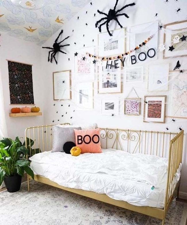 Black Spiders, Gold Bed Frame