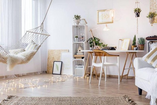 Bedroom Hammock With Macrame Plants