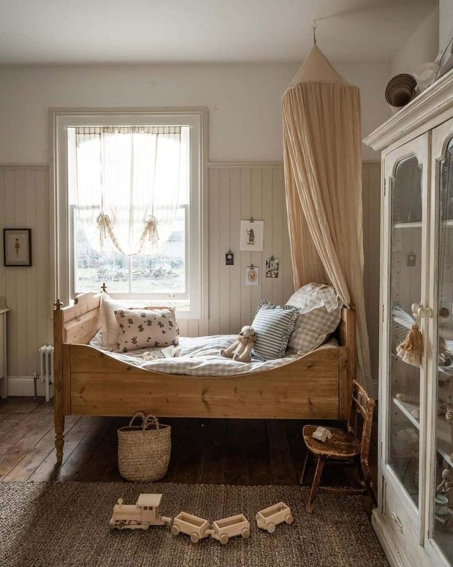 Wooden Canopy Bed Independence