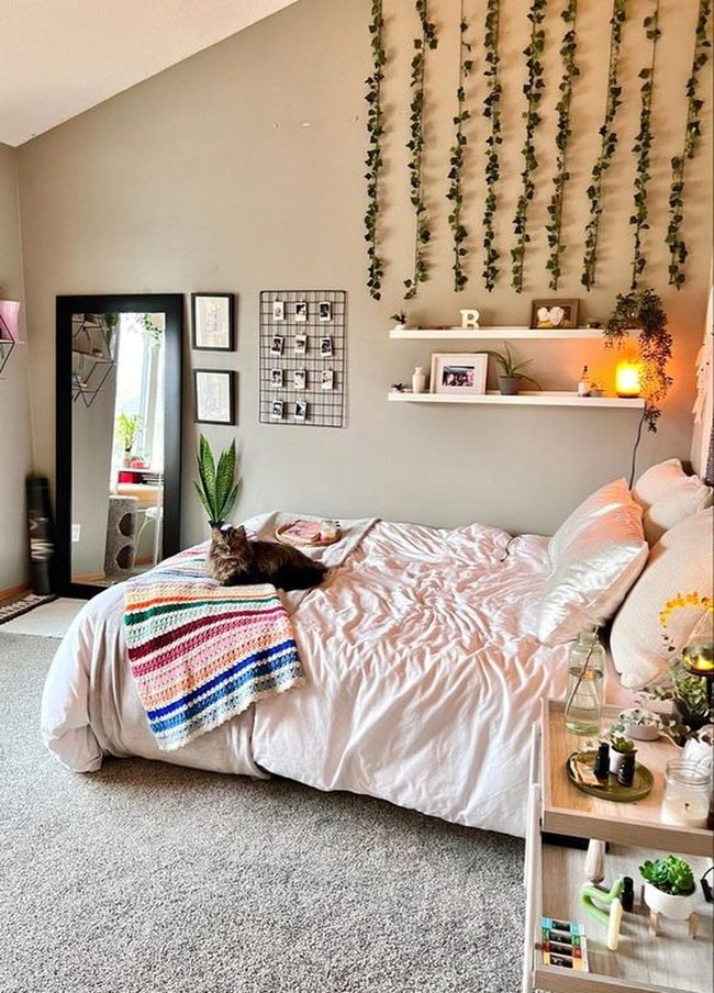 Striped Bedding With Cascading Garden Vines