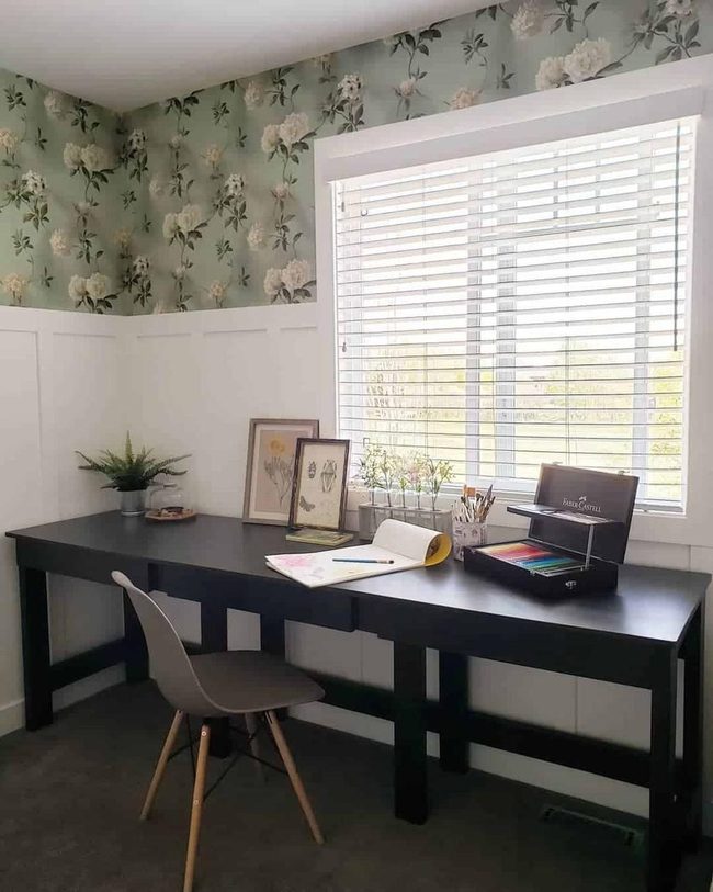 Black Desk, Blooming Walls