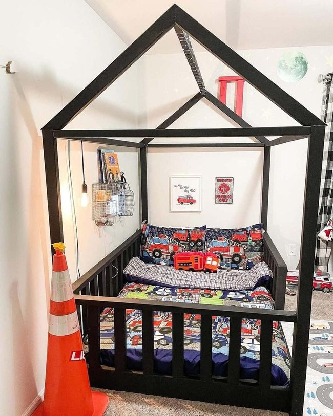 Red And Black Canopy Bedroom