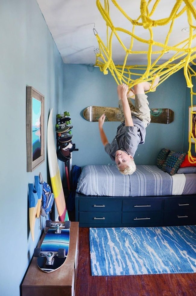 Blue Walls Yellow Rope Net