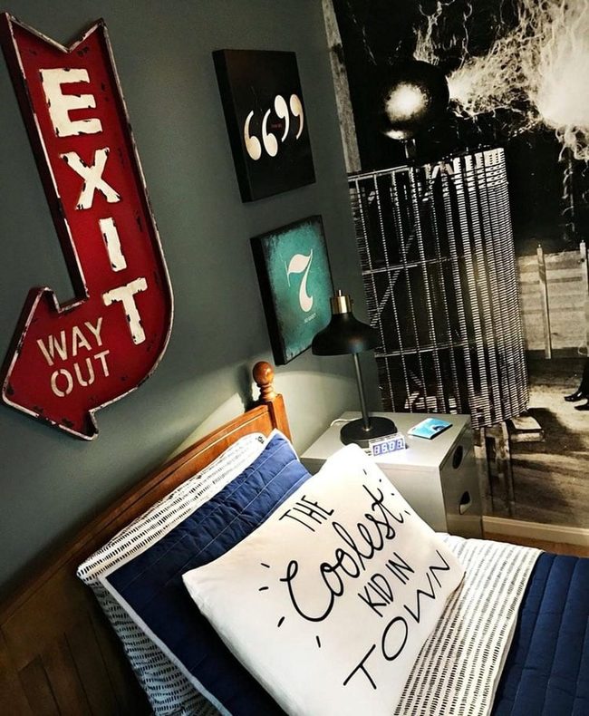 Black Wall Statement Teen Bedroom