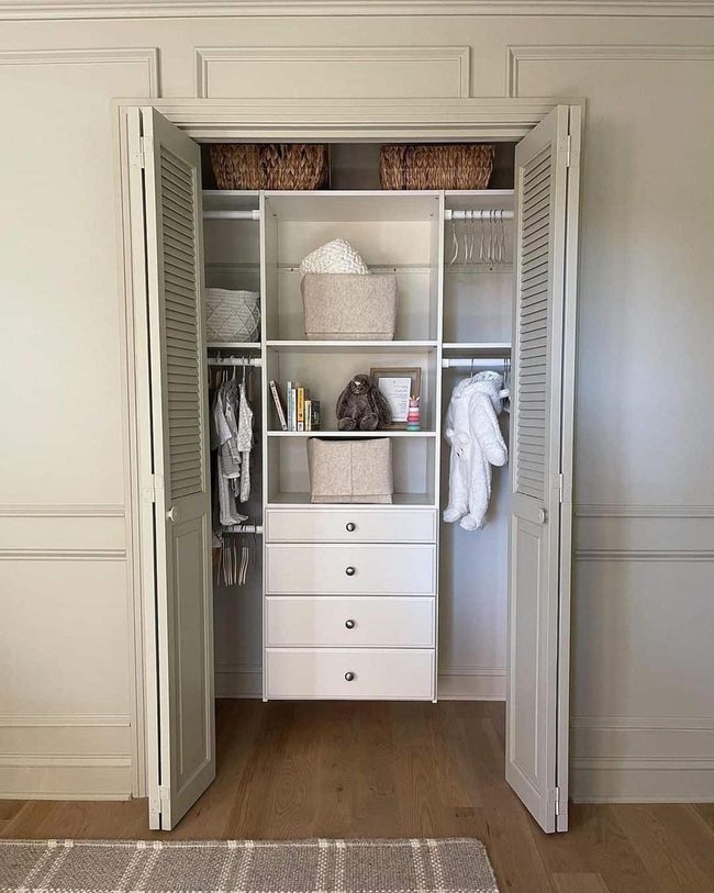 Bright Shelves, Beige Calm