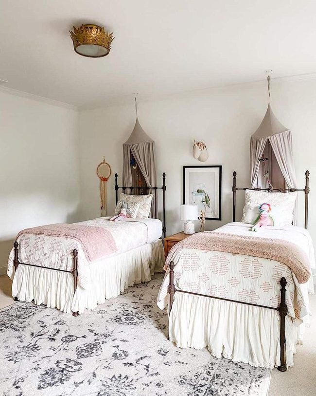 Symmetrical Twin Beds, Personal Style