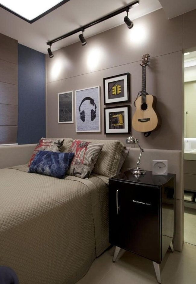 Hanging Guitars, Personal Expression