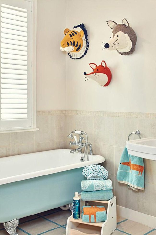 Blue Bathtub, Mounted Heads