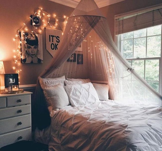 Canopy Bed Glowing Elegance