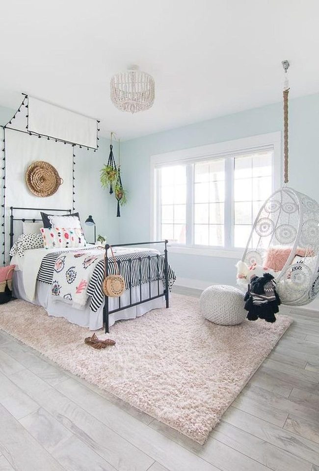 Patterned Bedding With Black Metal Frame