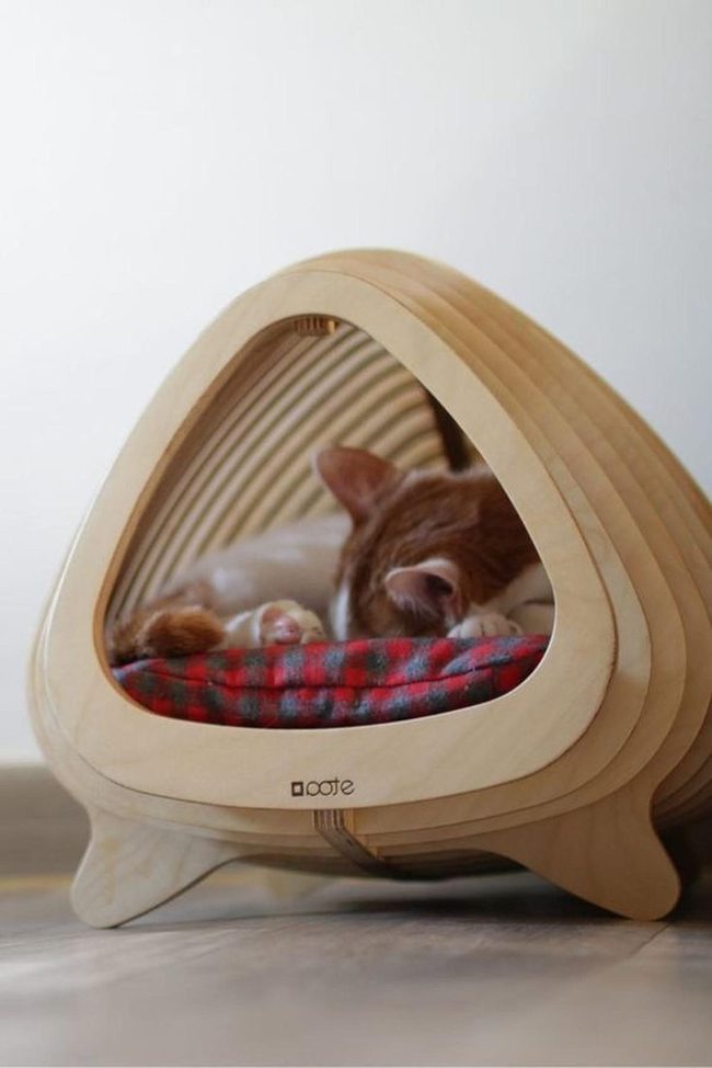 Wooden Cat Den Red Checkered