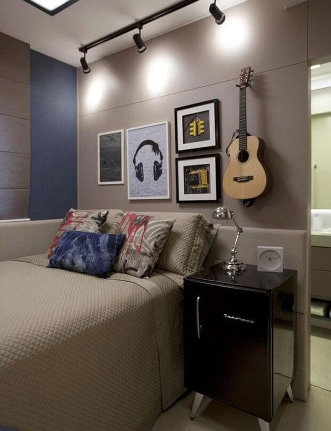 Wall-Mounted Guitar With Personal Gallery