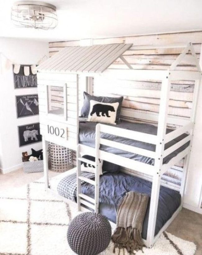 White House Bed, Wood Walls