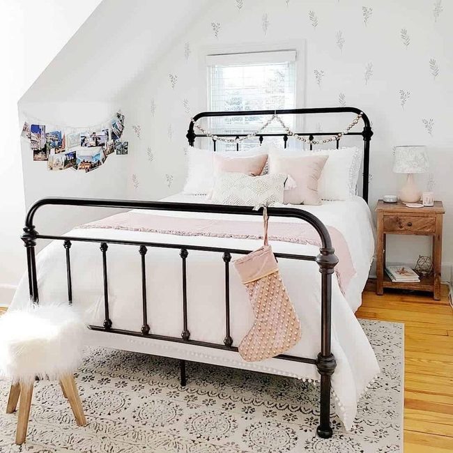 Black Metal Spindle Statement Bed