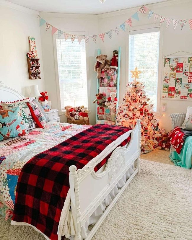 White Walls, Modern Christmas Tree