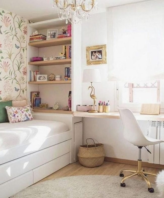 Floral Walls, Golden Accents