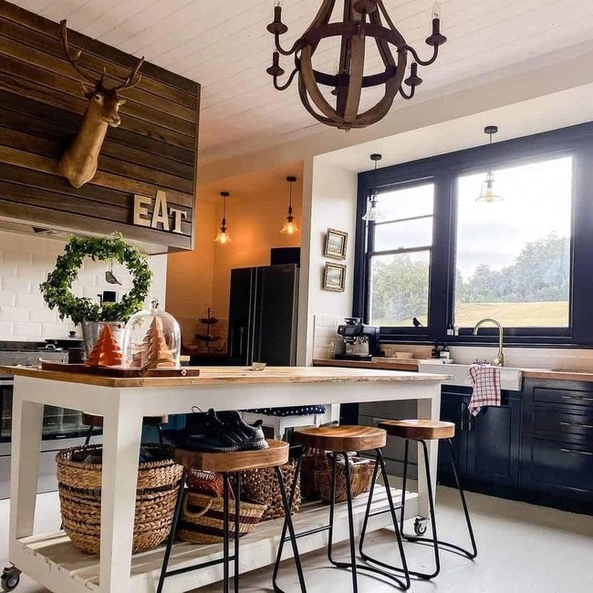 Black Cabinets Meet Farmhouse Warmth