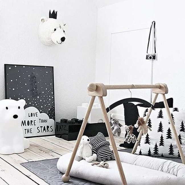 Crowned Bear'S Monochrome Nursery