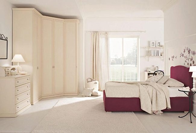Deep Red Bed, Cream Serenity