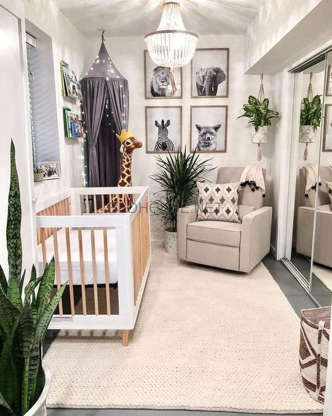 Yellow Crown Giraffe Nursery