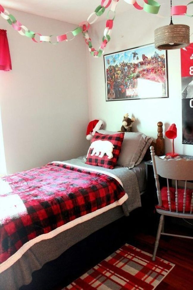 Red Paper Chains And Plaid